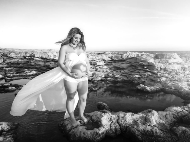 Photographe Grossesse, shooting grossesse au bord de l'eau, photo en Provence, noir et blanc Eternel Présent