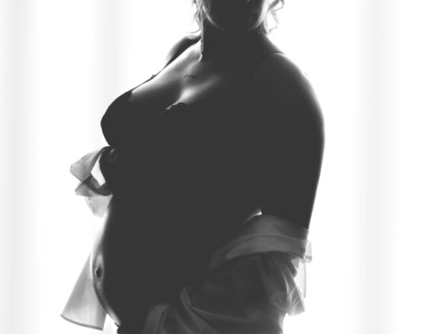 Photographe grossesse, shooting grossesse, future maman, grossesse noir et blanc, ombre et lumière, Eternel Présent Photographie