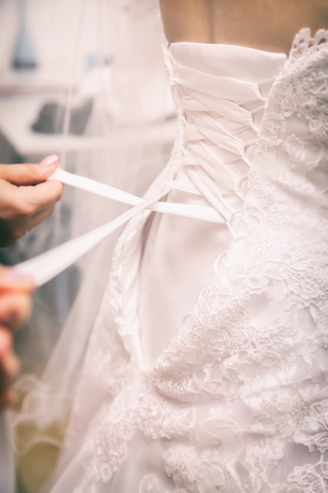 photographe de mariage, habillage de la mariée