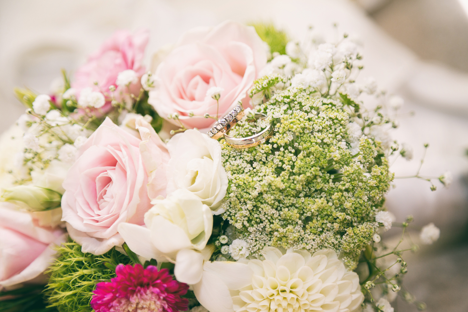 photographe de mariage, bouquet et alliances