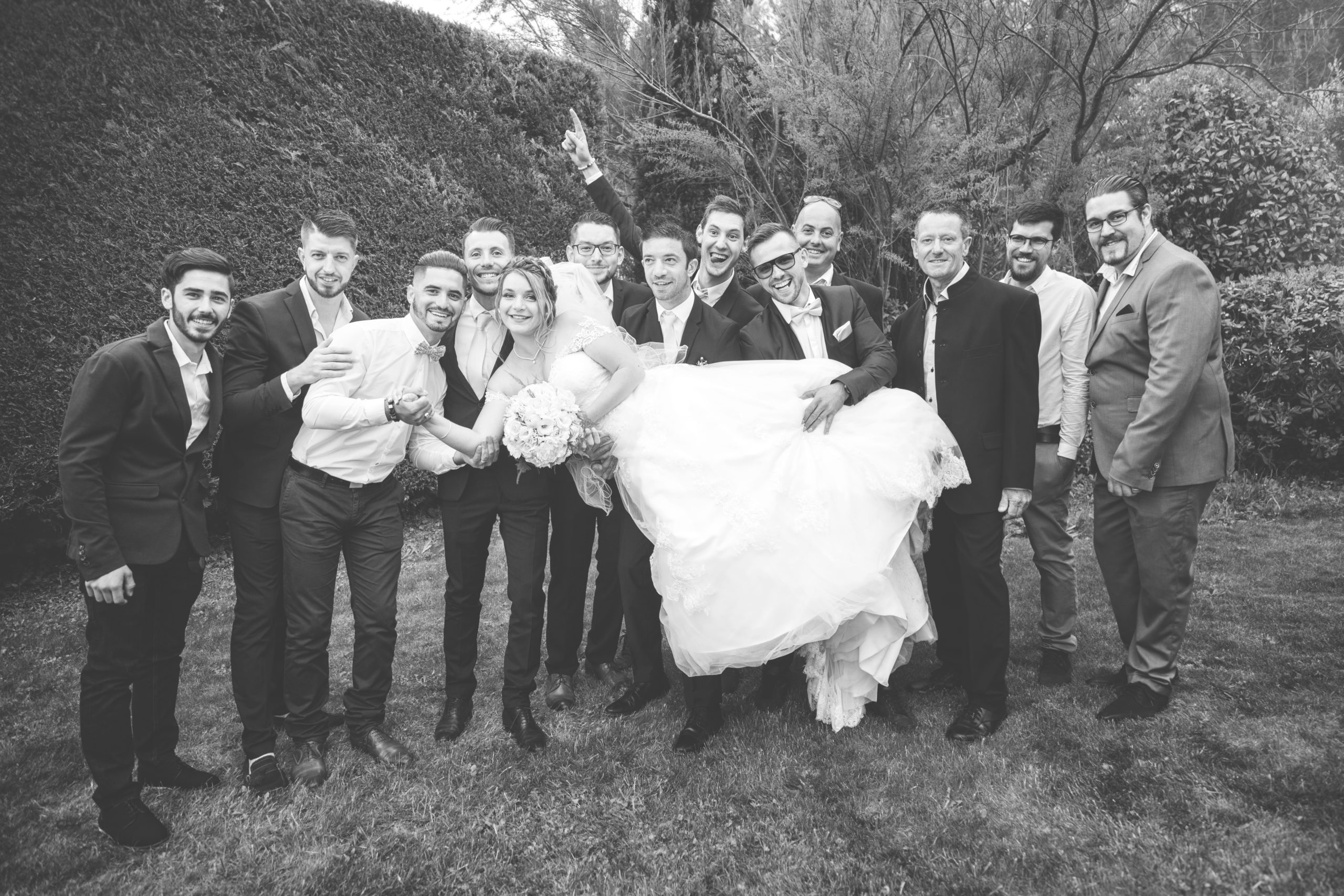 Photographe de mariage, les amis et la mariée
