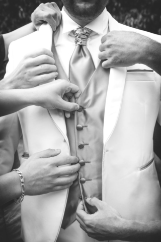photographe de mariage, habillage du marié